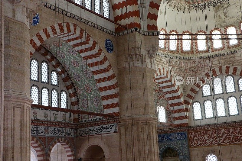 Edirne Selimiye清真寺天花板，圆柱，圆顶和墙壁细节，穹顶上有阿拉伯文字